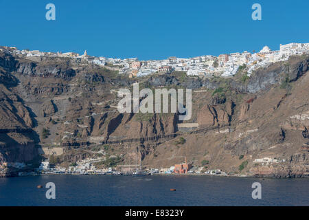 Une vue sur le chemin d'accès du Vieux Port de la ville de Thira à Santorin Banque D'Images