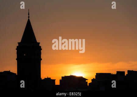 La tour de Galata, dans le centre de Istanbul silhouette sur le coucher du soleil Banque D'Images