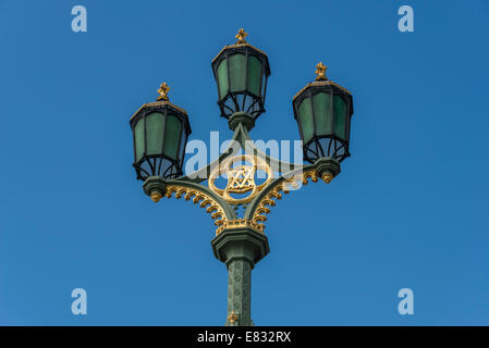 Victorien orné des candélabres sur le pont de Westminster à Londres Banque D'Images