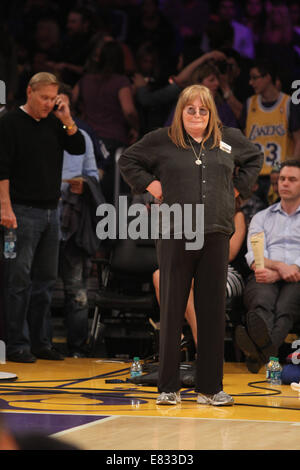 Les Lakers célébrités à un jeu. Les Lakers de Los Angeles a défait les Knicks de New York par le score final de 127-96 au Staples Center avec : Penny Marshall Où : Los Angeles, California, United States Quand : 25 Mars 2014 Banque D'Images