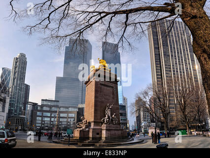 Nous, la ville de New York. USS Maine monument à Columbus Circle. Coin de Central Park, à Manhattan. Panorama cousus. Banque D'Images