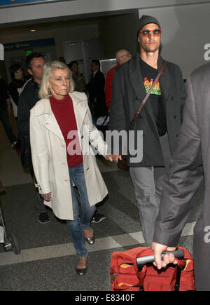 Matthew McConaughey arrivant à l'Aéroport International de Los Angeles (LAX) avec sa mère, Mary Kathlene (Kay) McCabe après un voyage à Rome en vedette : Matthew McConaughey,Mary Kathlene (Kay) McCabe Où : Los Angeles, California, United States Quand : 26 Mars 2014 Banque D'Images