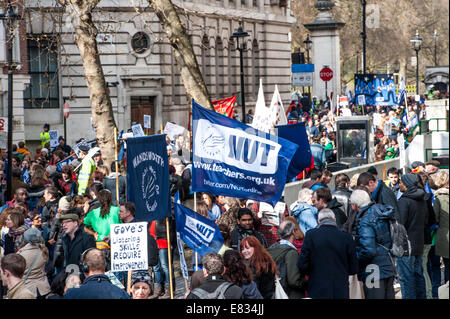 Union nationale des enseignants mars à Londres au cours d'une journée de grève. Des pancartes et des drapeaux holding manifestants se rassemblent à l'extérieur Central Methodist Hall pendant la grève de l'écrou. Comprend : manifestants manifestants,où : London, England, United Kingdom Quand : 26 Mars 2014 Banque D'Images