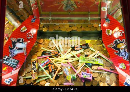 Un 'coin pusher' slot machine dans une salle de jeux électroniques, UK Banque D'Images