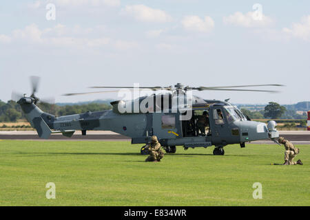 Démonstration d'assaut commando, comprenant la nouvelle armée de l'air, Agusta Westland AW159 Wildcat hélicoptère. Banque D'Images