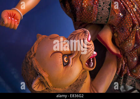 Dhaka, Bangladesh. Sep 29, 2014. La Déesse Durga prêt pour le Durga Puja.Durga est la déesse Mère invincible, école un lion dans la bataille. Créé par les dieux quand le mal a menacé l'Univers, elle est '' "Shakti" le pouvoir divin de position contre, absorber et combattre les forces sombres. Tout au long du culte, connu sous le nom de Puja hindoue, les gens célèbrent la défaite du mal par Durga.dieu hindou et de Déesses comme le plus grand festival de croyant hindou du nom de Durga Puja. Zakir Hossain Chowdhury Crédit : Fil/ZUMA/Alamy Live News Banque D'Images