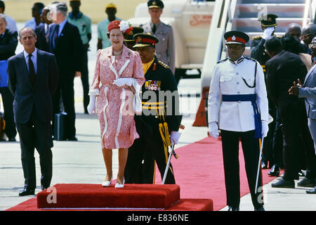 S.m. La reine Elizabeth II sur le tapis rouge lors d'une visite royale à la Barbade. 8-11ème Mars 1989 Banque D'Images