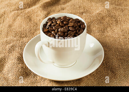 Mug avec les grains de café sur de la toile de jute sac Banque D'Images
