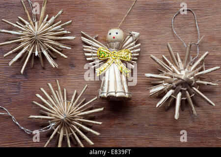 Vintage toy figurine angel sur table en bois patiné avec de la paille des flocons Banque D'Images