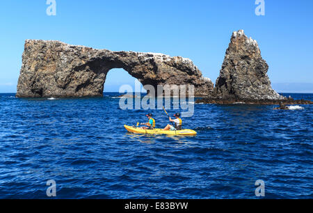 Les kayakistes par Arch Rock dans Channel Islands National Park Banque D'Images