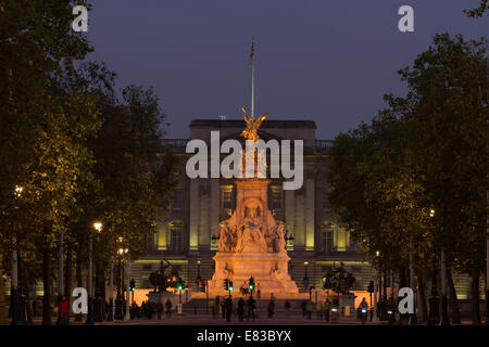 Cette image montre l'Édifice commémoratif Victoria en haut de la Mall à Londres, en Angleterre avec le palais de Buckingham derrière. Banque D'Images