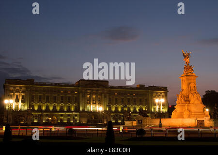 Le palais de Buckingham et du Victoria Memorial de nuit à Londres, en Angleterre. Banque D'Images