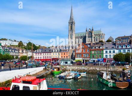 Le port et la cathédrale St Colman, Cobh, dans le comté de Cork, en République d'Irlande Banque D'Images