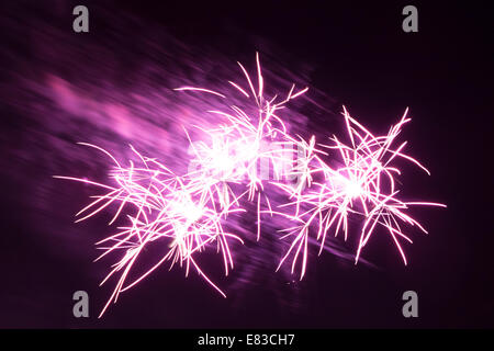 Violet magnifique étoiles brillantes sur un fond de nuit noire Banque D'Images