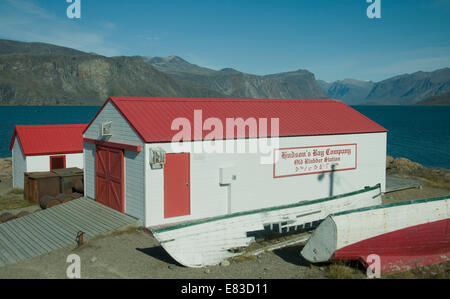 Peinture lumineuse montre la conservation d'une baleinière remarquable passé--Pangnirtung était un premier petit lard station pour la baie d'Hudson Banque D'Images