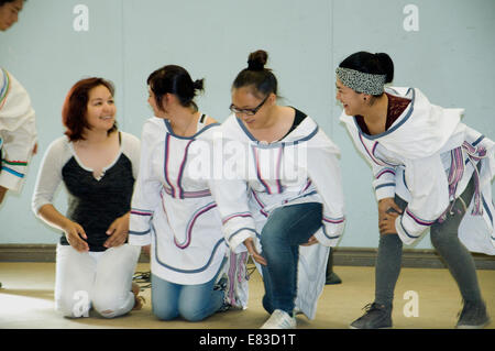 Les jeunes femmes inuites à Pangnirtung, leur costume un mélange de trad et moderne, la préparation à la danse pour un public de visiteurs Banque D'Images