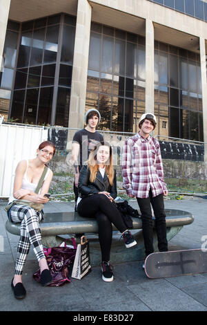 Un groupe de quatre adolescents dans le centre-ville de Sheffield, Angleterre Banque D'Images