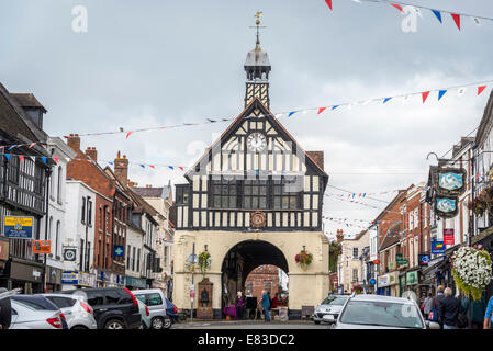 À l'origine une grange, l'hôtel de ville, un bâtiment noir et blanc a été érigé en 1650 à Bridgnorth High Street. Banque D'Images