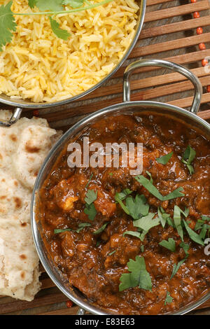 La nourriture indienne saag masala curry avec du riz et des chapatis Banque D'Images