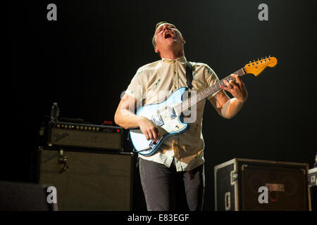 Chicago, Illinois, USA. 27 Sep, 2014. BRAD SHULTZ guitariste du groupe Cage the Elephant réalise en direct à l'United Center de Chicago, Illinois © Daniel DeSlover/ZUMA/Alamy Fil Live News Banque D'Images