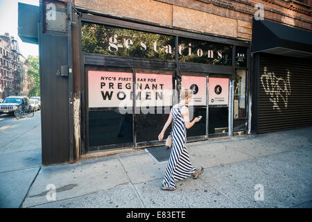 Les gestations, NYC premier bar pour les femmes enceintes Banque D'Images