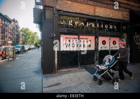 Les gestations, NYC premier bar pour les femmes enceintes Banque D'Images