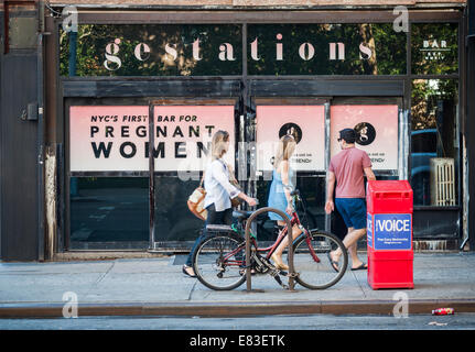 Les gestations, NYC premier bar pour les femmes enceintes Banque D'Images