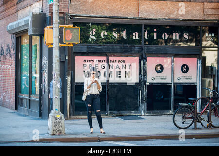 Les gestations, NYC premier bar pour les femmes enceintes Banque D'Images