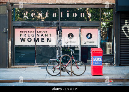 Les gestations, NYC premier bar pour les femmes enceintes Banque D'Images