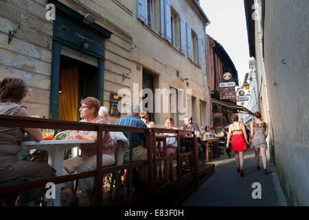 Petite salle à manger à l'extérieur restaurant en français étroite ruelle. Banque D'Images