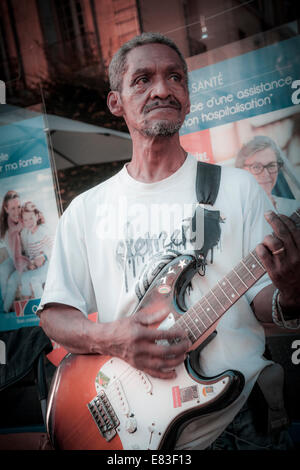 North African man playing electric guitar dans les rues de Bergerac lors de festival de musique. Banque D'Images