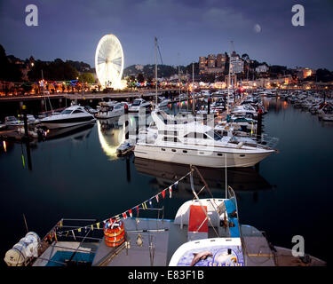 Fr - Torquay Devon : Marina et French Riviera roue par nuit Banque D'Images