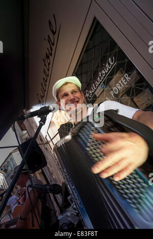 Musicien de rue à l'accordéon dans les rues de Bergerac lors de festival de musique. Banque D'Images