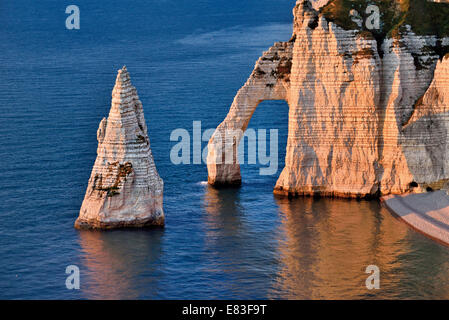 France, Normandie : Vue de dessus à la craie des rochers et falaises de Etretát Banque D'Images