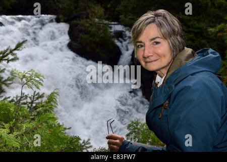 Female hiker retraite haut la gorge Eau Claire chutes d'eau de la rivière Amable du Fond Calvin Ontario Canada Banque D'Images
