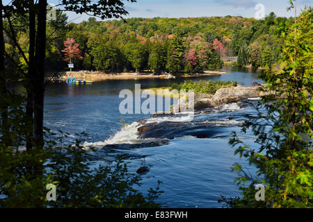 Au début de l'Automne Couleurs de la rivière Muskoka Nord à High Falls avec plages cottage Bracebridge Ontario Canada Banque D'Images