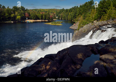 L'eau pulvérisée avec arc-en-ciel sur la rivière Muskoka Nord à High Falls avec plages chalet Ontario Canada Banque D'Images