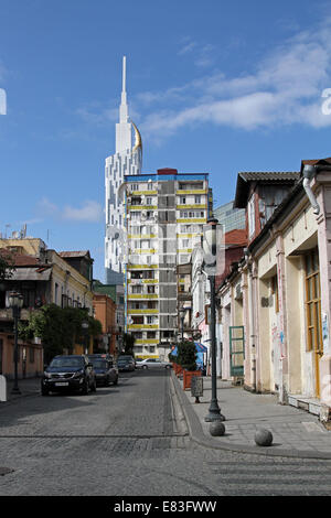 L'Université technique de Batoumi Tower s'élève au-dessus d'un ancien immeuble dans le centre de Batumi, Géorgie. Banque D'Images