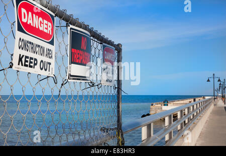 Tenir hors de la zone de construction Danger signes aucune intrusion sur la jetée à Key West Florida Keys Banque D'Images