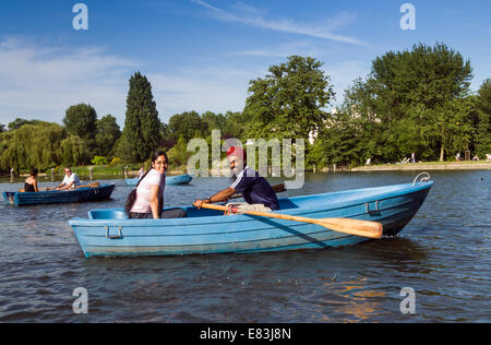Jeune couple sikh de l'aviron sur le lac de plaisance de Regent's Park, London, England, UK Banque D'Images