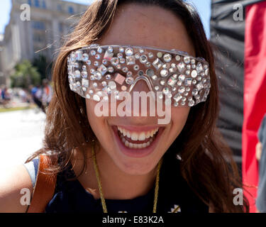 Jeune femme portant des lunettes nouveauté surdimensionnée drôle - USA Banque D'Images