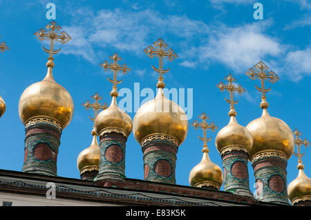 11 dômes dorés de la partie supérieure de la cathédrale du Sauveur jouxtant le palais de Terem sur la place de la cathédrale du Kremlin, Moscou, Russie Banque D'Images