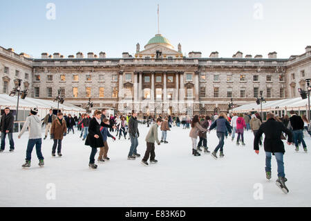 Patineurs sur glace patinoire à Somerset House, Londres, Angleterre, Royaume-Uni Banque D'Images