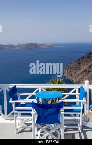 Table sur terrasse vue mer Banque D'Images