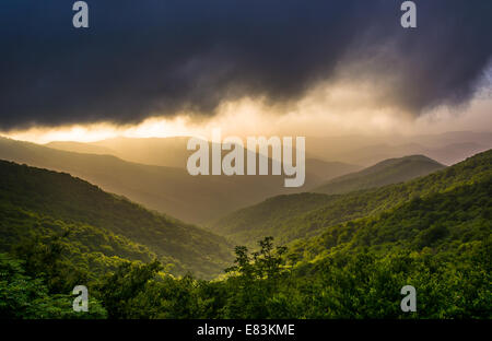 Soirée spectaculaire vue sur les montagnes Blue Ridge de la Blue Ridge Parkway, près de Craggy Jardins en Caroline du Nord. Banque D'Images