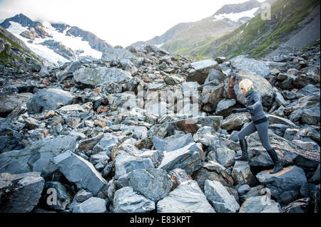 Femme et des mains sur les rochers par l'Alaska Glacier Byron Banque D'Images