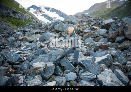 Femme et des mains sur les rochers par l'Alaska Glacier Byron Banque D'Images