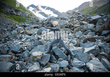 Femme et des mains sur les rochers par l'Alaska Glacier Byron Banque D'Images