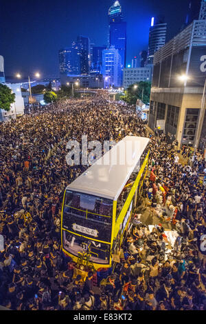 Des dizaines de milliers de personnes rallye sur les routes principales qui entourent les bureaux gouvernementaux de Tamar, Hong Kong, le 29 septembre, 20 Banque D'Images