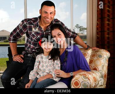 Mar. 03, 2010 - Port Charlotte, FL, USA - Les Rays de Tampa Bay' Carlos Pena, avec sa femme, Pamela, et sa fille Isabella à leur lieu d'entraînement à Port Charlotte, FL.Carlos PeÃ±a, sa femme, Pamela, et leur fille de 4 ans, Isabella, vous détendre sur leur lieu d'entraînement à Port Charlotte. Lorsque le séisme a frappé Haïti, ils ont été rendre visite à de la famille dans la République dominicaine voisine. (Crédit Image : © St. Petersburg Times/Zuma sur le fil) Banque D'Images